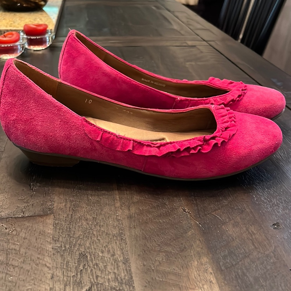 Woman’s pink felt shoe